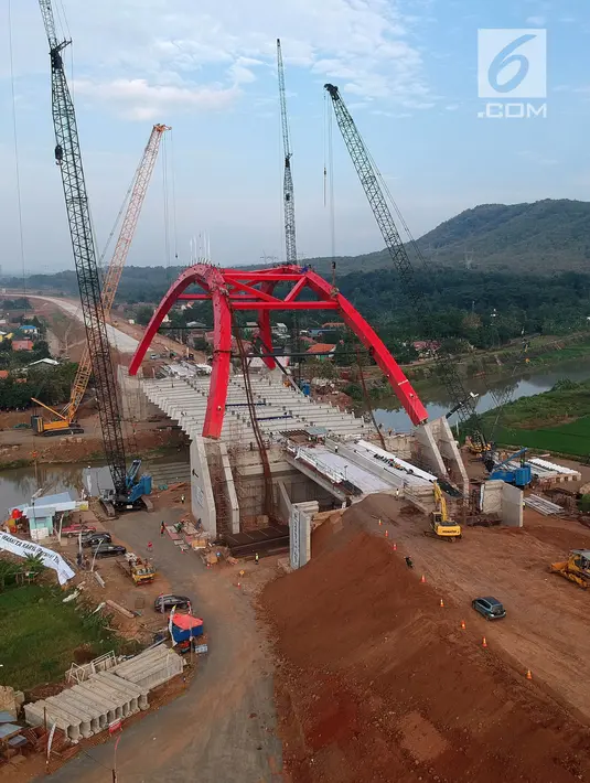 Foto udara pengerjaan Jembatan Kalikuto di Gringsing, Kabupaten Batang, Jawa Tengah, Senin (11/6). Jembatan pelengkung baja pertama di Indonesia sepanjang 160 meter akan dibuka pada H-2 Lebaran 2018 dan dapat dilewati pemudik. (Liputan6.com/Arya Manggala)
