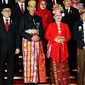 Presiden Jokowi didampingi Ibu Negara Iriana dan Wakil Presiden Jusuf Kalla didampingi Mufidah Kalla berfoto bersama sebelum menghadiri Sidang Tahunan MPR RI Tahun 2017 di Kompleks Parlemen, Senayan, Jakarta, Rabu (16/8). (Liputan6.com/Angga Yuniar)
