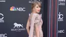 Penyanyi Taylor Swift berpose di karpet merah saat tiba menghadiri Billboard Music Awards di MGM Grand Garden Arena di Las Vegas (20/5). (AP Photo/Jordan Strauss)