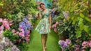 Punya wajah oriental bak artis Korea, Tiffany Soetanto selalu menampilkan OOTD kece yang bisa disontek. Ia tampil girly dengan balutan mini dress yang sesuai dengan latar belakang foto. Istri chef selebriti ini tampak makin segar saat potretnya berpadu dengan hijaunya daun dan warna-warni bunga. (Liputan6.com/IG/@tiffanysoetanto)