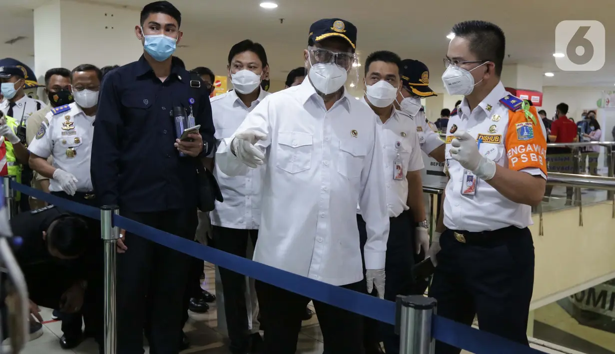 Menteri Perhubungan Budi Karya Sumadi (tengah) mengecek kesiapan Terminal Bus Terpadu Pulo Gebang, Jakarta, Kamis (31/12/2020). Sebelumnya Menhub Budi Karya Sumadi bersama Wagub DKI Jakarta Ahmad Riza Patria meresmikan sistem tiket elektronik Terminal Pulo Gebang. (Liputan6.com/Helmi Fithriansyah)