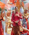 Andien hadir di upacara pembukaan WOW Indonesia dalam rangka memperingati 75 tahun hubungan diplomatik Indonesia - USA. Ia pun tampil dengan kebaya merah. [@andienaisyah]