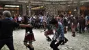 Salah satu member JKT48 Melody, mengutarakan ini pertama kali dirinya bisa bermain salju. Dirinya mengaku senang walaupun harus kedinginan, Minggu (14/9/2014) (Liputan6.com/Miftahul Hayat)