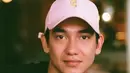 Meski terkesan simpel, penampilan pemain film Teman Tapi Menikah ini tampak stylish. Di kesehariannya, Adipati Dolken kerap tampil dengan kaus yang dipadukan dengan topi berbagai warna. Kali ini ia terlihat tampan dengan topi berwarna pink. (Liputan6.com/IG/@adipati)