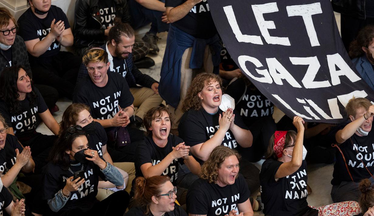 Sebagai informasi, Joe Biden telah memberikan dukungan tegas terhadap Israel sejak negara tersebut diserang, namun memperingatkan bahwa pendudukan kembali Gaza - yang secara resmi ditarik oleh Israel pada tahun 2005 - adalah sebuah kesalahan. (AP Photo/Amanda Andrade-Rhoades)