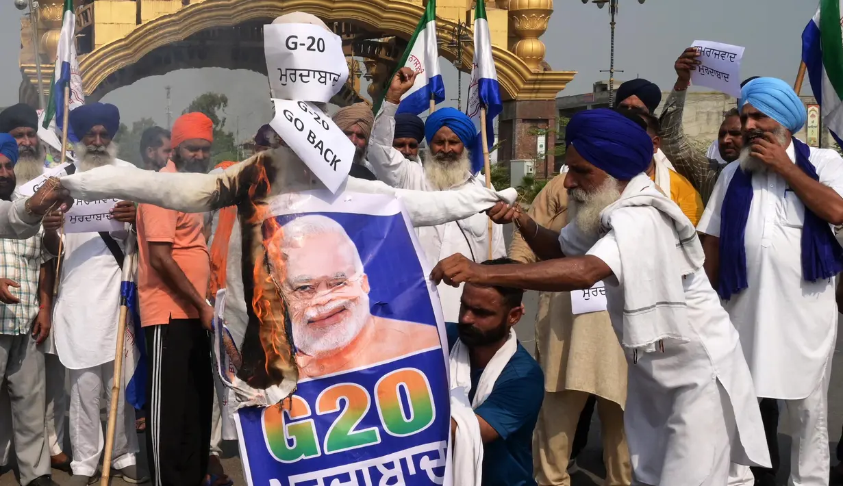 Para petani melakukan protes menentang dugaan kebijakan anti-petani dan privatisasi di Amritsar pada tanggal 8 September 2023. (Narinder NANU/AFP)