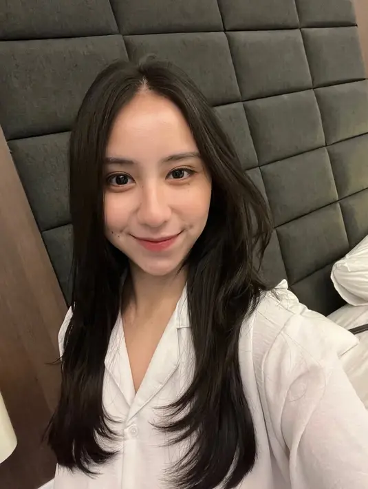 Pamer wajah bare face, Clairine Clay disebut masih seperti gadis. Bahkan ada netizen yang menyebutnya seperti orang Korea. Saking awet mudanya, tentunya akan banyak yang percaya jika Clairine Clay disebut kakak dari Elio, anaknya. Clairine Clay resmi menjadi ibu di usia 28 tahun. Kebahagiaannya pada Agustus 2024 ketika ulang tahun jadi berlipat karena statusnya sudah jadi ibu. (Liputan6.com/IG/@clairineclay)