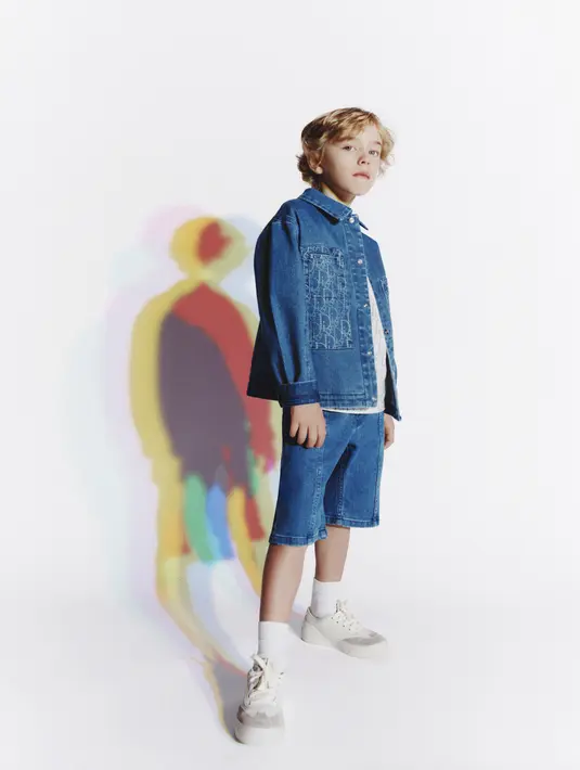 Pakaian anak laki-laki dengan nuansa abadi dari denim. Lewat potongan jaket dan celana pendek. [Foto: Dior]