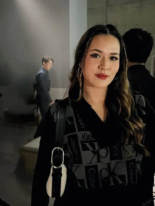 <p>Raisa juga tampil dengan makeup bold mengenakan lipstik merah dengan riasan mata smokey. Dan rambut panjang yang terurai dengan kepang di bagian depan. [@raisa6690]</p>