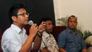 Direktur Partisipasi Indonesia, Ari Aryanto (kiri) berbicara pada diskusi Nasib Nawacita? di Jakarta, Minggu (13/3/2016). Sejumlah pakar dan pengamat mulai mengkritisi program Nawacita pemerintahan Presiden Joko Widodo. (Liputan6.com/Helmi Fithriansyah)