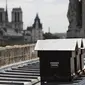 Tiga sarang lebah selamat dari kebakaran Katedral Notre Dame di Paris (AFP/Patrick Kovarik)