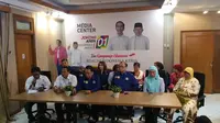 Keluarga korban tragedi trisakti menyambangi kantor Tim Kampanye Nasional (TKN) Jokowi-Ma'ruf Amin. (Liputan6.com/Nanda Perdana Putra)