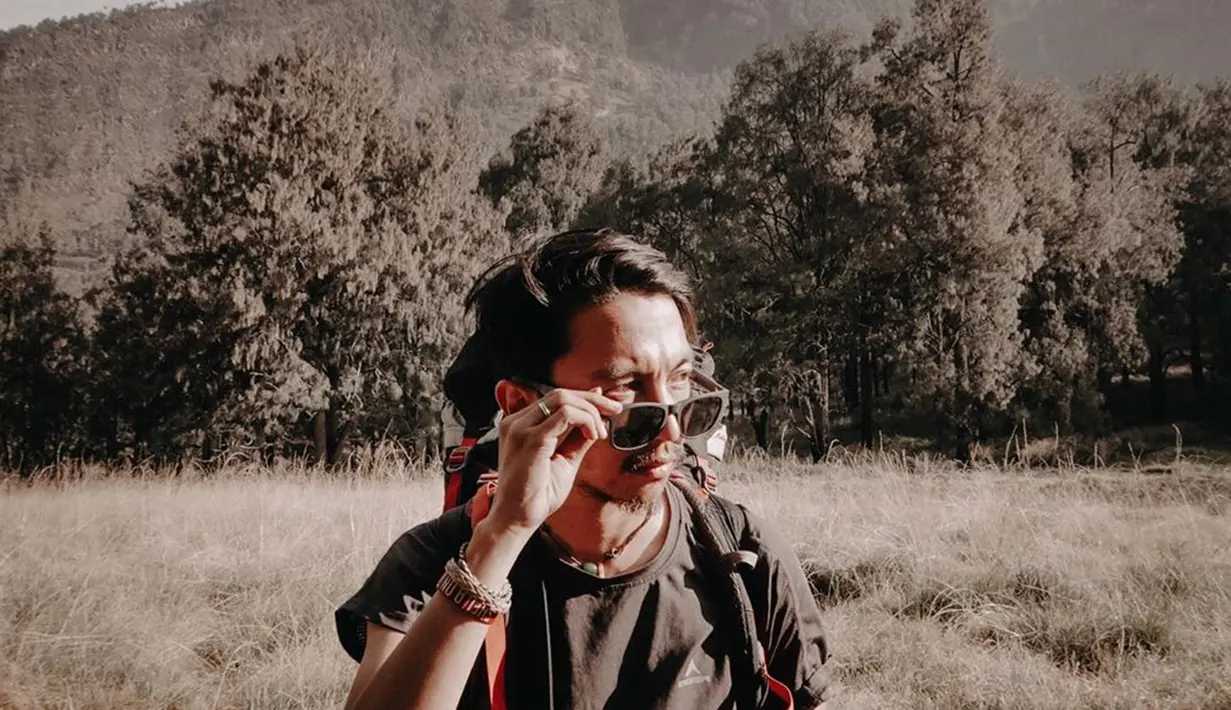 Dari Gunung Mahameru, Prau hingga Papadanyan sudah suami Aqia taklukkan. Menggunakan kacamata hitam dengan tas carier, Fiersa siap menaklukkan gunung Arjuno, Welirang, Jawa Timur. (Liputan6.com/IG/@fiersabesari)