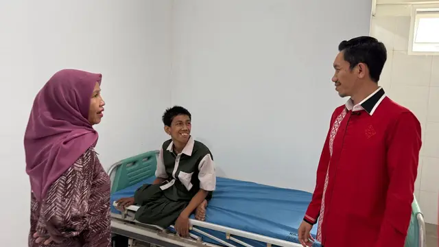 Bupati Aceh Barat saat menjenguk Akbar yang kini dirawat di rumah sakit di Banda Aceh. (Istimewa)