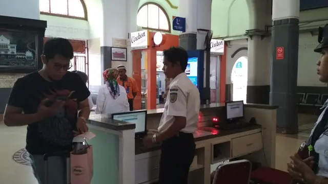 Perlintasan Terendam, Kereta Api Terlambat Hingga Tiga Jam