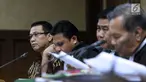 Terdakwa korupsi pengadaan dan pelaksanaan pembangunan kampus IPDN Sumbar di Kab Agam TA 2011, Dudy Jocom (kiri) saat menjalani sidang lanjutan di Pengadilan Tipikor Jakarta, Rabu (5/9). Sidang mendengar keterangan saksi. (Liputan6.com/Helmi Fithriansyah)