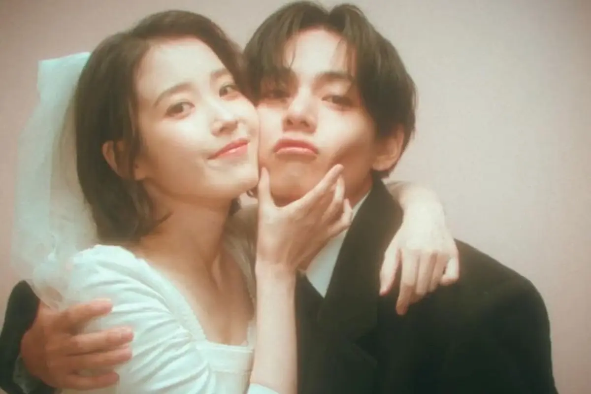 IU Kenakan Veil Dibalut Gaun Pernikahan Putih saat Jadi “Pengantin” Bersama V BTS