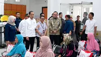 Penyaluran perdana BLT El Nino dilakukan di Kota Pekalongan, Provinsi Jawa Tengah, Rabu, 13 Desember 2023. Pelaksanaan penyaluran pertama ini langsung direalisasikan Presiden Jokowi. (Istimewa)