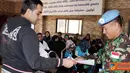 Citizen6, Lebanon: Seorang peserta kursus sedang menyerahkan tugas tertulis kepada Mayor Sus Harianto.