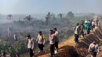 Kapolda dan tim memantau lokasi karhutla di Aceh Barat (Liputan6.com/Ist)