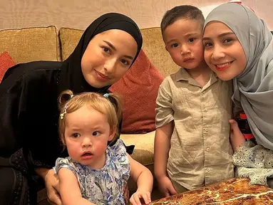 Nagita Slavina dan keluarga serta para karyawannya tengah berada di Tanah Suci untuk melaksanakan ibadah umrah. Sama-sama berada di Madinah, Nagita pun mengajak Rayyanza bertemu dengan Kamari yang sudah lebih dulu berada di sana. (Liputan6.com/IG/@raffinagita1717)