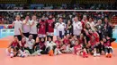 Pengurus PBVSI, Staf pelatih dan pemain Timnas voli putri Indonesia foto bersama setelah berhasil menaklukkan Filipina sekaligus meraih medali perunggu SEA Games 2025 di Indoor Stadium Huamark, Bangkok, Senin (15/12/2025). (Bola.com/Bagaskara Lazuardi)