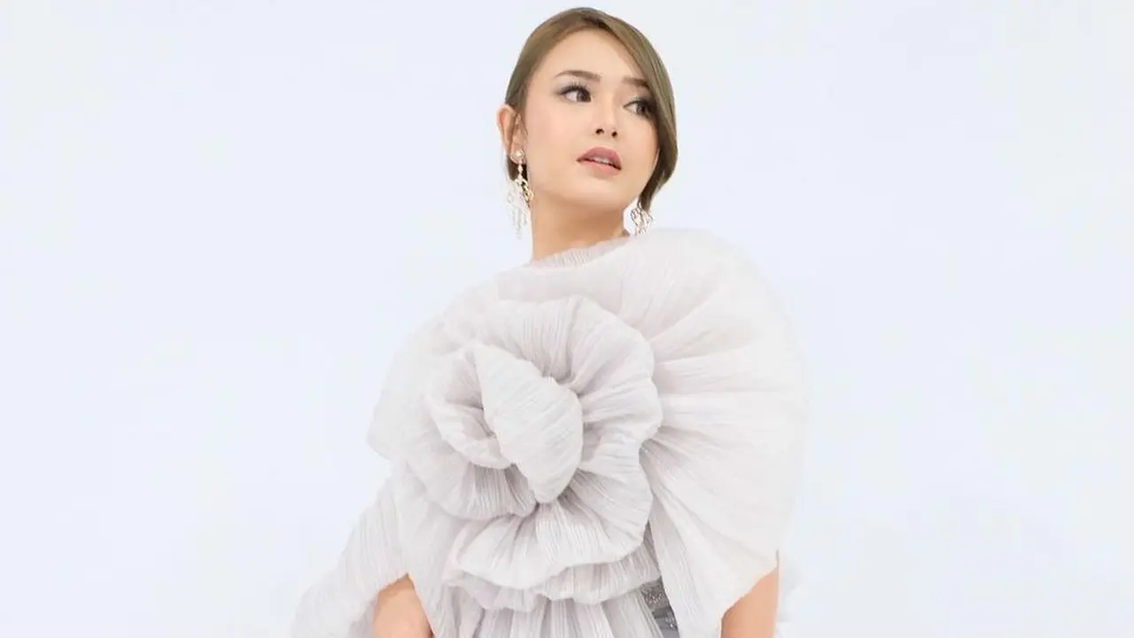 Cantiknya Amanda Manopi dalam Balutan Gaun Aksen Bunga