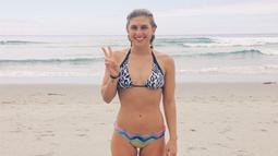 Sage Erickson tumbuh dan menjalani rutinitas sebagai seorang peselancar di North Shore, California. (Bola.com/Instagram)