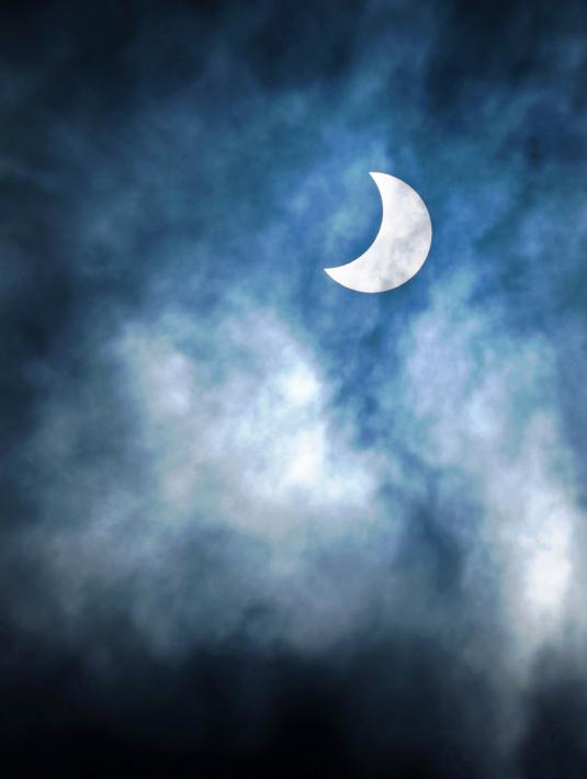 Pemandangan gerhana matahari cincin dengan latar belakang monumen Askari di Dar es Salaam, Tanzania, Kamis (1/9). Beberapa kota di luar negeri menjadi saksi dari gerhana Matahari cincin alias solar eclipse ini. (AFP PHOTO/Daniel Hayduk)