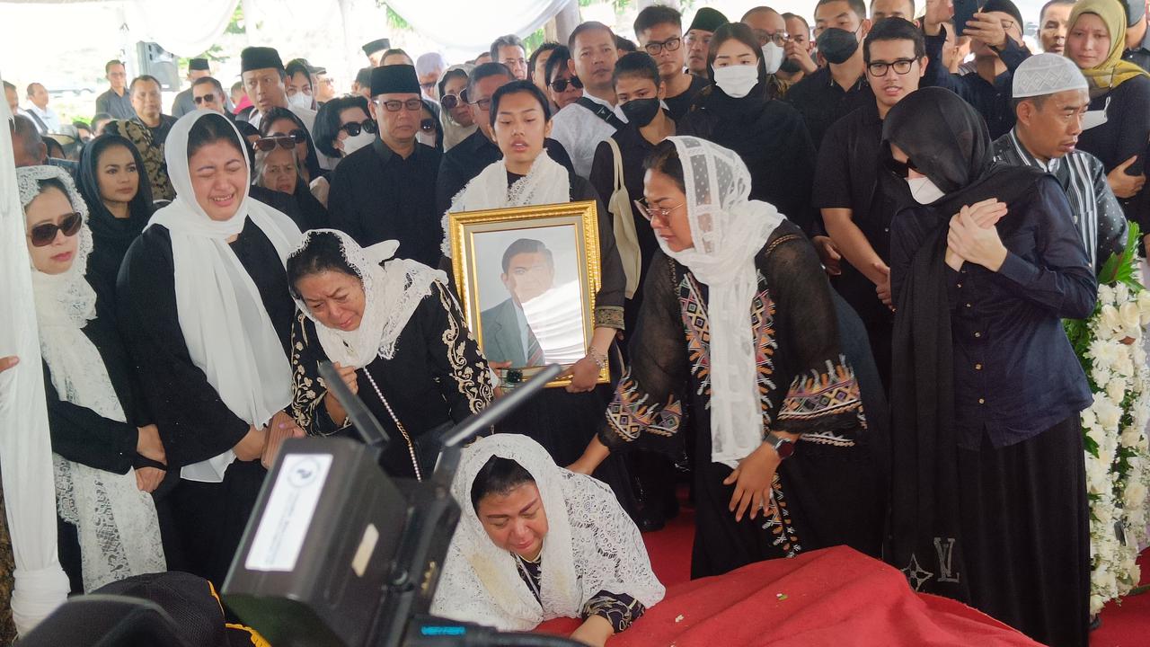 Bambang Sukmonohadi, ayah mertua Puan Maharani meninggal dunia pada Jumat, (2/6/2023) malam pada usia 79 tahun.