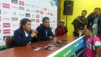 Panpel Arema memberikan keterangan kericuhan di laga Arema vs Persib, Minggu (15/4/2018), di Stadion Kanjuruhan, Malang. (Bola.com/Iwan Setiawan)