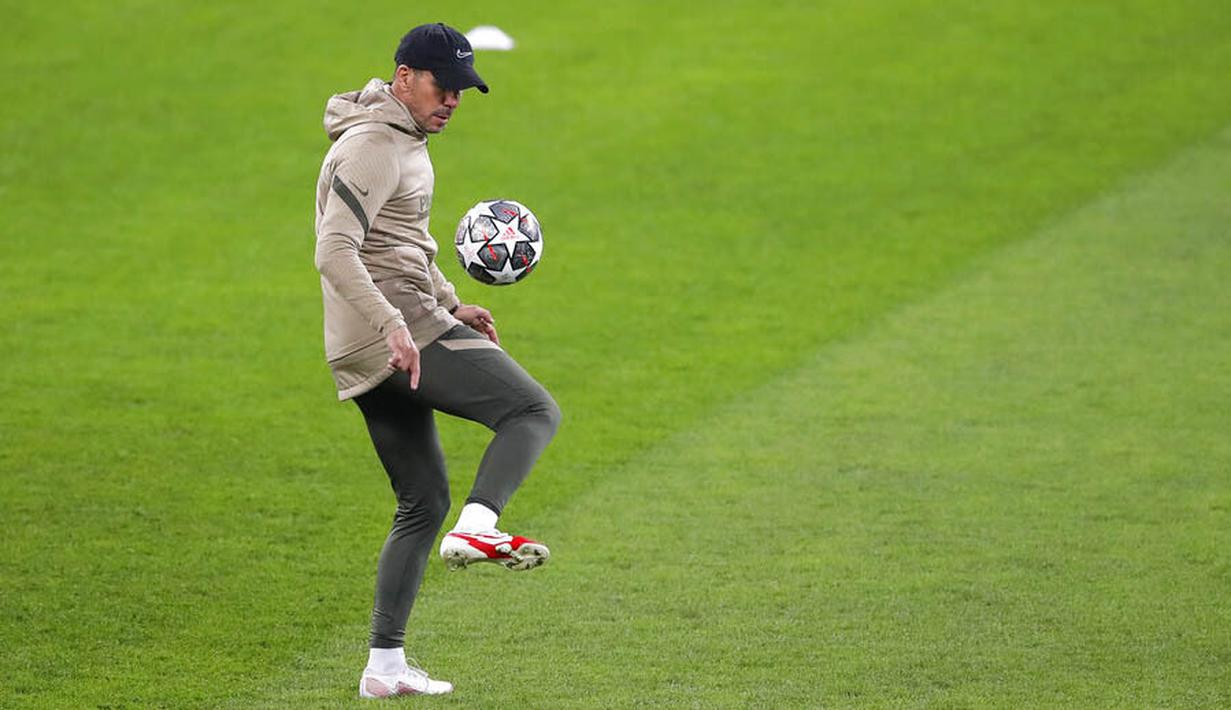 Pelatih Atletico Madrid, Diego Simeone, melakukan aksi dengan bola saat sesi latihan jelang laga babak 16 besar Liga Champions di The National Arena, Rumania, Senin (22/2/2021). Wakil Spanyol itu akan berhadapan dengan Chelsea. (AP Photo/Vadim Ghirda)