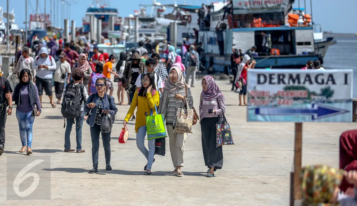 Terkait kejadian terbakar kapal Zahro Express yang mengangkut penumpang yang ingin berlibur ke Pulau Seribu, Kemenhub akan memperketat SOP keselamatan baik di Pelabuhan, Bandara dan Stasiun Kereta Api, Jakarta, Senin (2/1). (Liputan6.com/Faizal Fanani)