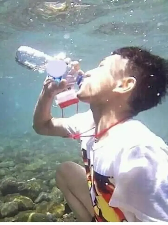8 Potret Nyeleneh Cara Orang Minum Ini Malah Bikin Susah