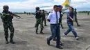 Sejumlah personel TNI AU membawa pilot yang ditahan saat latihan serangan pesawat di Lanud Sultan Iskandar Muda, Blang Bintang, Provinsi Aceh, Kamis (19/2/2020). (CHAIDEER MAHYUDDIN/AFP)