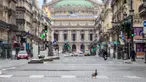 Seekor bebek berjalan di sebuah ruas jalan di Paris, Prancis (6/4/2020). Prancis memberlakukan lockdown nasional selama dua pekan mulai 17 Maret lalu, yang kemudian diperpanjang hingga 15 April. (Xinhua/Aurelien Morissard)