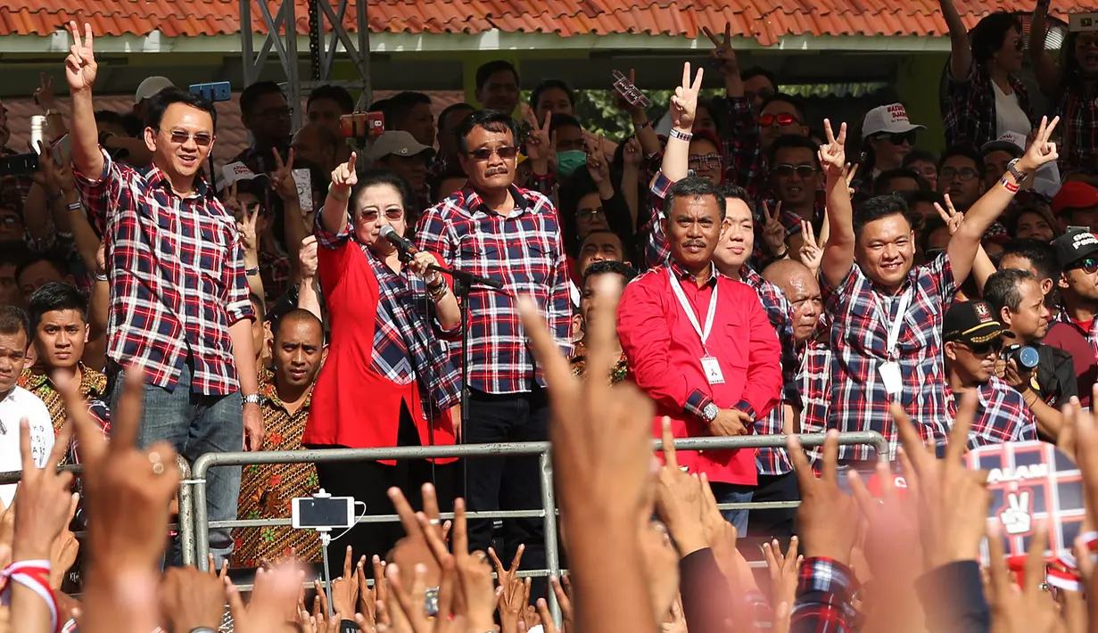 Di ‘Konser Gue 2’, penampilan Slank berhasil menggebrak panggung. Terlebih dengan kolaborasi yang dilakukan bersama musisi Indonesia lainnya seperti Steven Jam, Gita Gutawa, dan Lala Karmela. (Bambang E. Ros/Bintang.com)