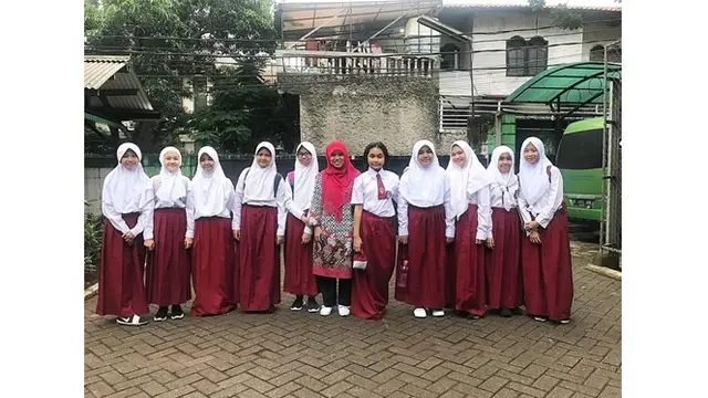 6 Foto Lawas Sandrinna Michelle saat SD, Tampil Berhijab