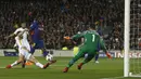 Bek Barcelona, Samuel Umtiti, mencetak gol ke gawang AS Roma pada laga leg pertama perempat final Liga Champions di Stadion Camp Nou, Rabu (4/4/2018). Barcelona menang 4-1 atas AS Roma. (AFP/Manu Fernandez)