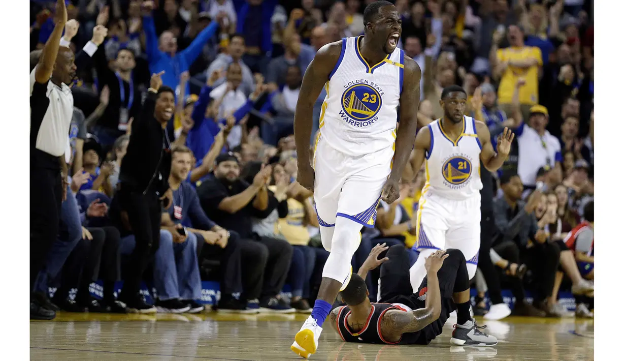 Pemain Golden State Warriors, Draymond Green #23 merayakan poin yang dicetaknya saat melawan Portland Trail Blazers pada laga preseason NBA basketball game, Oakland, California, Sabtu (22/10/2016) WIB. Warriors 107-96. (AP/Ben Margot)