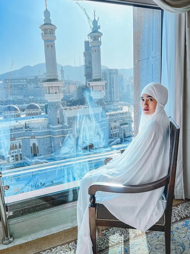 Kerap Tampil Terbuka, Ini 6 Potret Selebgram Jess Amalia Berhijab saat Umrah