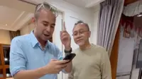 Mengenakan busana serbabiru, Raffi Ahmad sowan ke kediaman Ketua Umum PAN sekaligus Menteri Perdagangan RI, Zulkifli Hasan. Ia didoakan mabrur. (Foto: Dok. Instagram @zul.hasan)