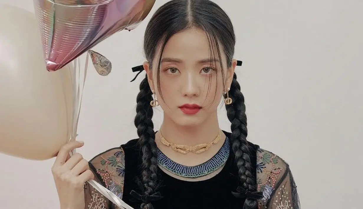 Jisoo tampil mengenakan gaya rambut kepang dua belakang dipermanis dengan pita. Ia pun menyisakan sedikit poni di bagian depan. Instagram (@sooyaaa__)