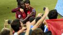 Cristiano Ronaldo berfoto bersama pencetak gol kemenangan Portugal, Eder, seusai laga final Piala Eropa 2016 di Stade de France, Saint-Denis, Senin (11/7/2016) dini hari WIB. (AFP/Miguel Medina)