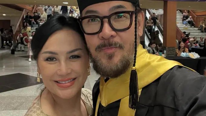 Ferry Salim Wisuda S2 di Usia 58 Tahun didampingi sang istri. [@ferrysal1m]