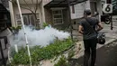 Seorang warga melakukan "fogging" atau pengasapan di perumahan Cinere Green Valley, Tangerang Selatan, Minggu (17/1/2021). Pengasapan untuk pencegahan penyakit Demam Berdarah Dengue (DBD) yang disebabkan gigitan nyamuk Aedes Aegypti terlebih sudah memasuki musim hujan. (Liputan6.com/Faizal Fanani)