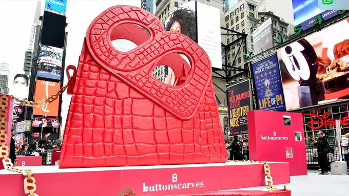 Bangga! Instalasi Tas Raksasa Buttonscarves Mejeng di Times Square New York