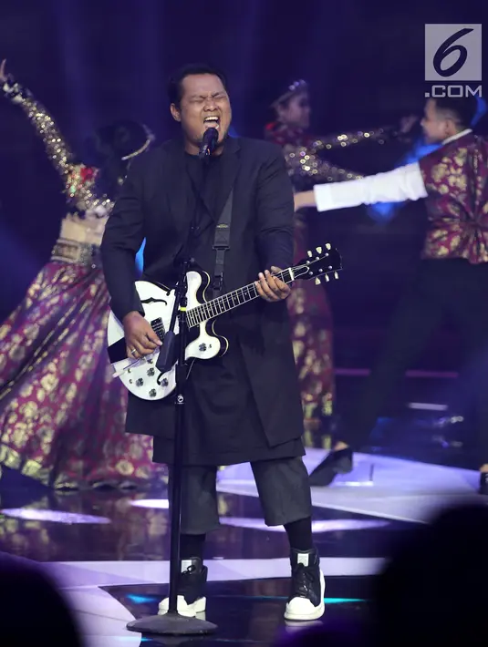 Penampilan penyanyi Virgoun saat bernyanyi dalam acara IBOMA 2018 di STUDIO 6 EMTEK CITY, Jakarta, Jumat (23/3). Penampilan Virgoun memukau penonton. (Liputan6.com/Herman Zakharia)