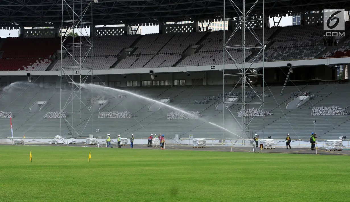 Kondisi lapangan saat tes penyiraman di sela-sela renovasi Stadion Utama Gelora Bung Karno, Jakarta, Selasa (8/8). Hingga saat ini, renovasi telah mencapai sekitar 80% dan ditargetkan rampung pada akhir 2017. (Liputan6.com/Helmi Fithriansyah)