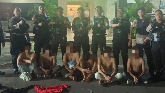 Petugas mengamankan enam terduga pelaku tawuran di Jakarta. ANTARA/HO-Humas Polres Metro Jakpus (Istimewa)